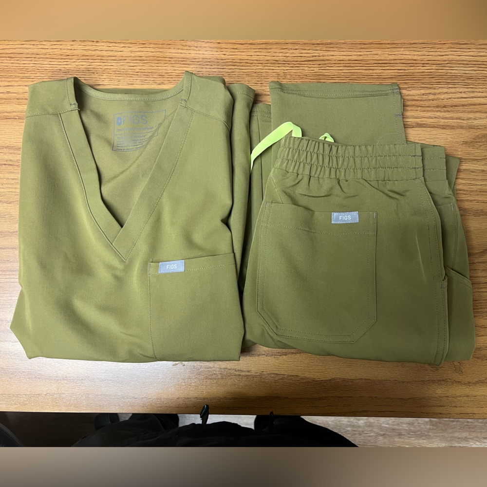 Martini Olive Catarina - One-Pocket Top & Martini Olive Yola - Tall Skinny Pants